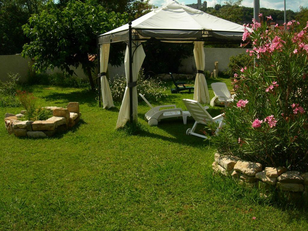 Hotel De La Madeleine Anduze أندوز المظهر الخارجي الصورة